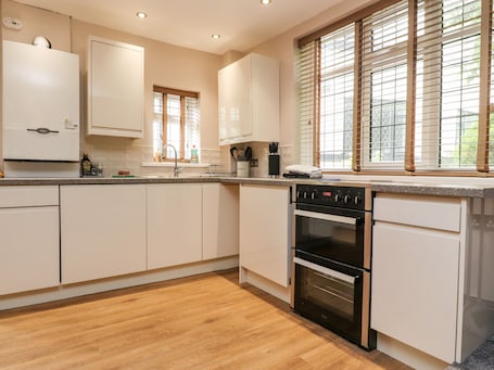 Cottage | Private kitchen | Fridge, dishwasher, cookware/dishes/utensils