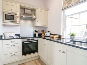 Réfrigérateur, bouilloire électrique, grille-pain