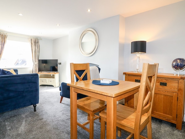Cottage | Dining