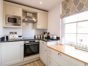 Cottage | Private kitchen | Fridge, electric kettle, toaster, cookware/dishes/utensils - Manifold Dale (Ashbourne)