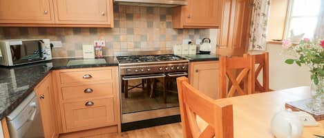 Cottage | Private kitchen | Fridge, dishwasher, electric kettle, toaster