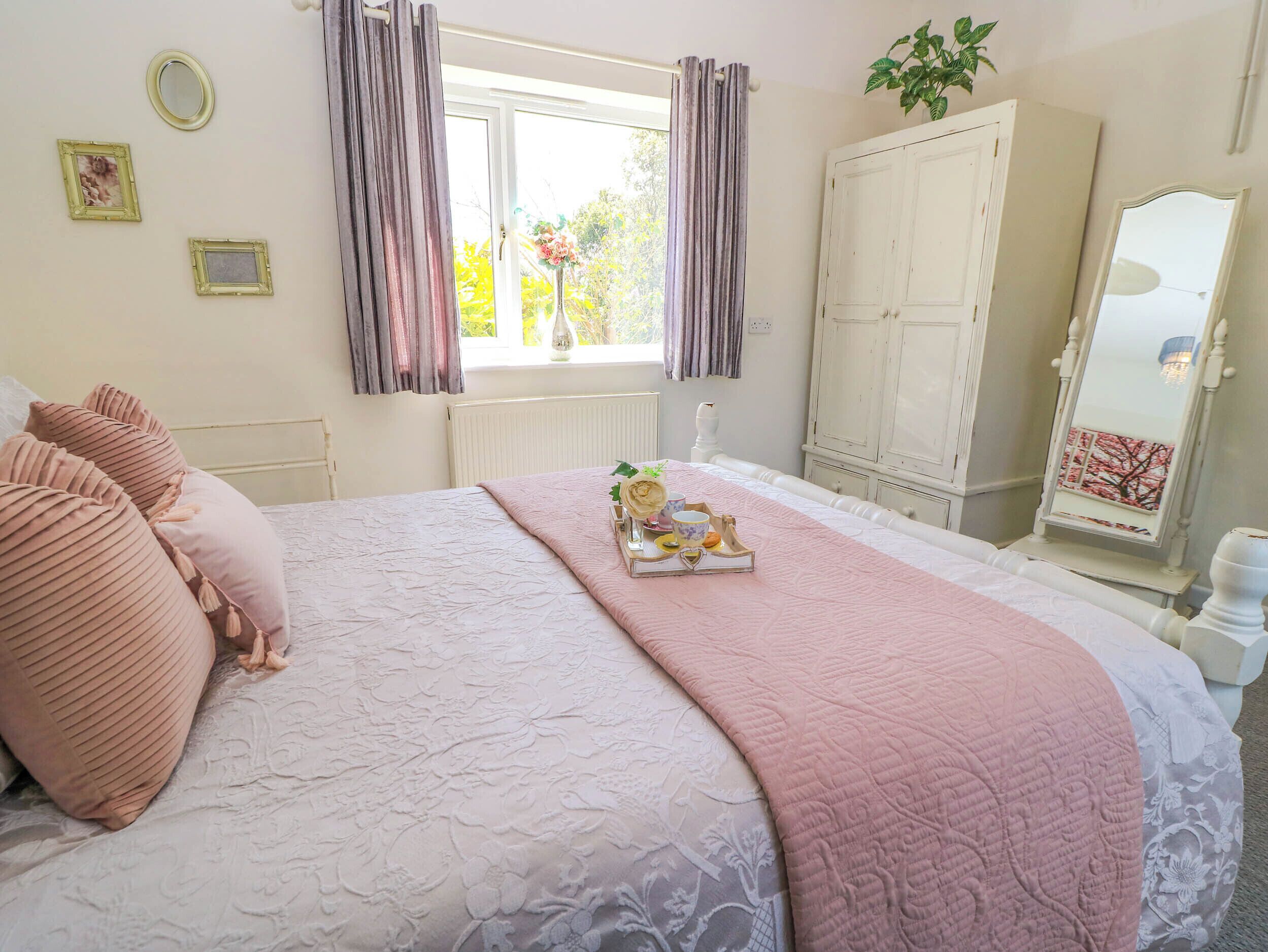 4 bedrooms, individually decorated, individually furnished, free WiFi