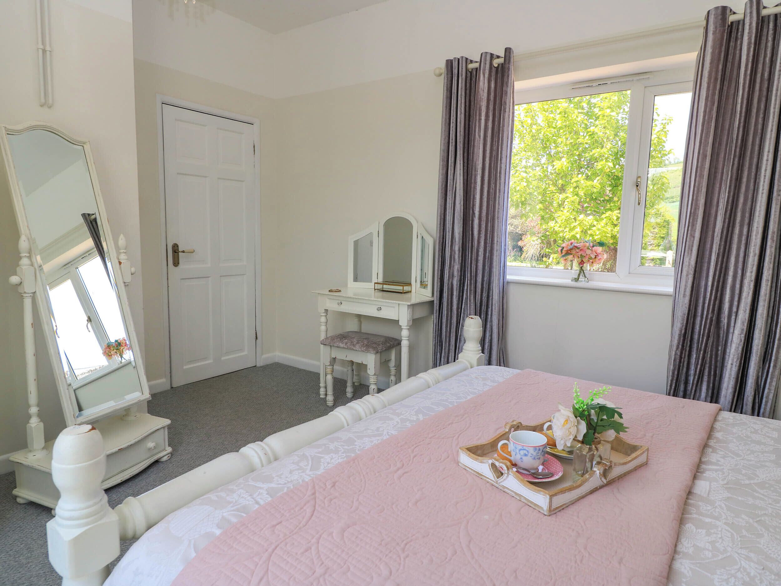 4 bedrooms, individually decorated, individually furnished, free WiFi