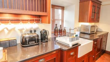 Cottage | Private kitchen | Fridge, dishwasher, cookware/dishes/utensils