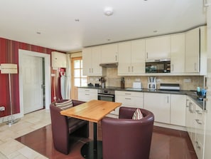 Cottage | Cuisine privée | Réfrigérateur, micro-ondes, bouilloire électrique, grille-pain