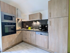 Kylskåp, mikrovågsugn och diskmaskin