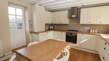 Cottage | Private kitchen | Fridge, dishwasher, electric kettle, toaster