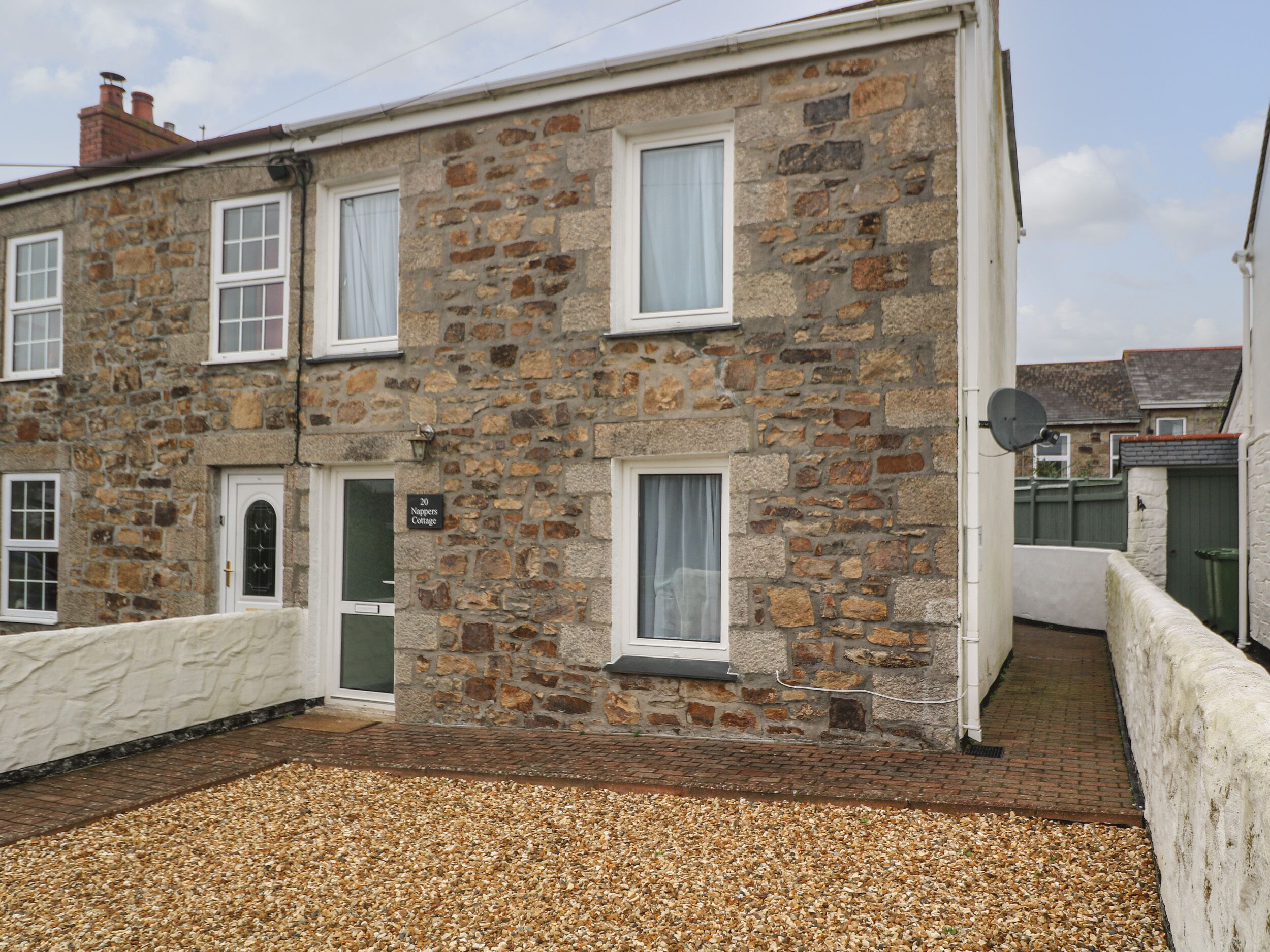 Un edificio de piedra con un letrero que dice "20 Nappers Cottage".