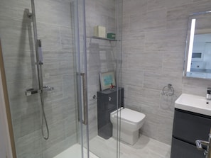 Cottage | Badkamer | Een douche