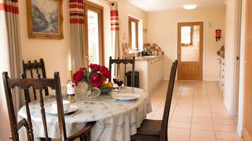 Cottage | Private kitchen | Fridge, dishwasher, electric kettle, toaster