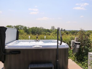 Cottage | Outdoor spa tub