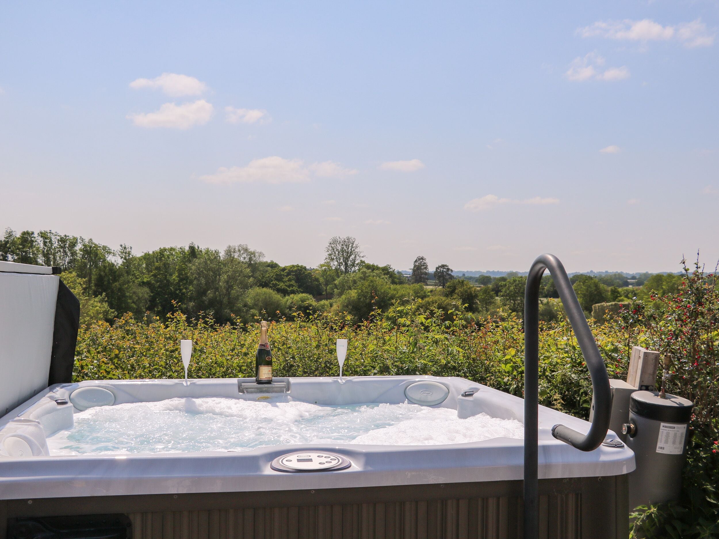 Cottage | Outdoor spa tub