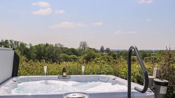 Cottage | Outdoor spa tub