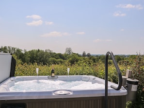 Cottage | Outdoor spa tub