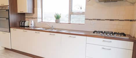 Cottage | Private kitchen | Fridge, dishwasher, electric kettle, toaster