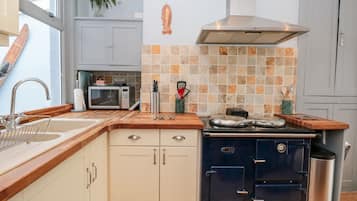 Cottage | Private kitchen | Fridge, dishwasher, electric kettle, toaster