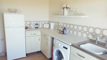 Cottage | Private kitchen | Fridge, electric kettle, toaster, cookware/dishes/utensils