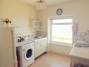 Casa de campo | Cocina privada | Frigorífico, hervidor eléctrico, tostadora y utensilios de cocina