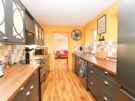 Cottage | Private kitchen | Fridge, dishwasher, electric kettle, toaster