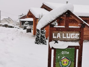 Une enseigne en bois portant l’inscription « LA LUGE » et le logo de « Gîtes de France », indiquant qu’il s’agit d’un établissement proposant des hébergements.