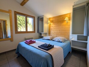 1 bedroom, bed sheets