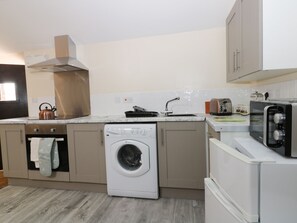 Cottage | Private kitchen | Fridge, cookware/dishes/utensils