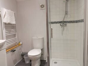 Cottage | Bathroom | Shower - Honeybee Cottage (Hull)