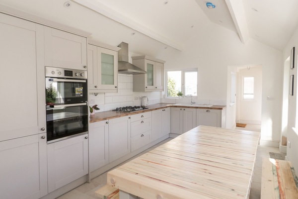 Cottage | Private kitchen | Fridge, microwave, dishwasher, electric kettle