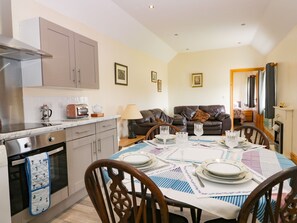 Cottage | Private kitchen | Fridge, cookware/dishes/utensils - Meadow View (Hull)