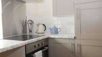 Cottage | Privékeuken | Een koelkast, een vaatwasser, kookgerei, borden en bestek