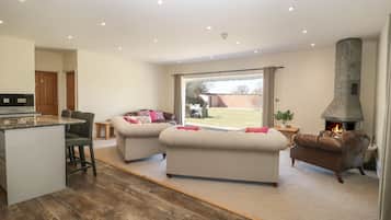 Cottage | Living room | TV, fireplace