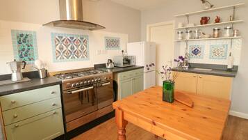 Cottage | Private kitchen | Fridge, electric kettle, toaster, cookware/dishes/utensils