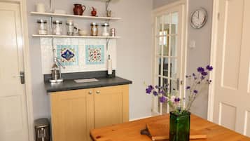Cottage | Private kitchen | Fridge, electric kettle, toaster, cookware/dishes/utensils