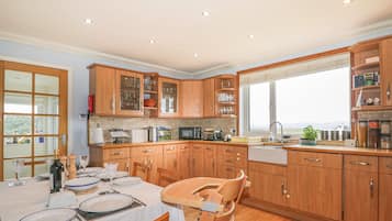 Cottage | Dapur pribadi | Lemari es, mesin pencuci piring, dan peralatan masak/sendok-piring