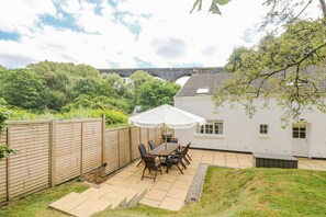 Cottage | Property grounds - 9 Copes Gardens (Truro)