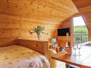 Cottage | 1 bedroom, individually decorated, individually furnished, free WiFi