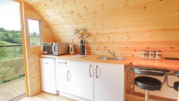 Cottage | Private kitchen | Fridge, electric kettle, toaster, cookware/dishes/utensils