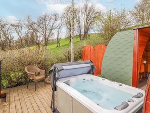 Cottage | Outdoor spa tub