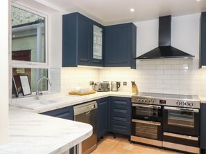 Fridge, dishwasher, electric kettle, toaster - Pirate's Pad (St Austell)