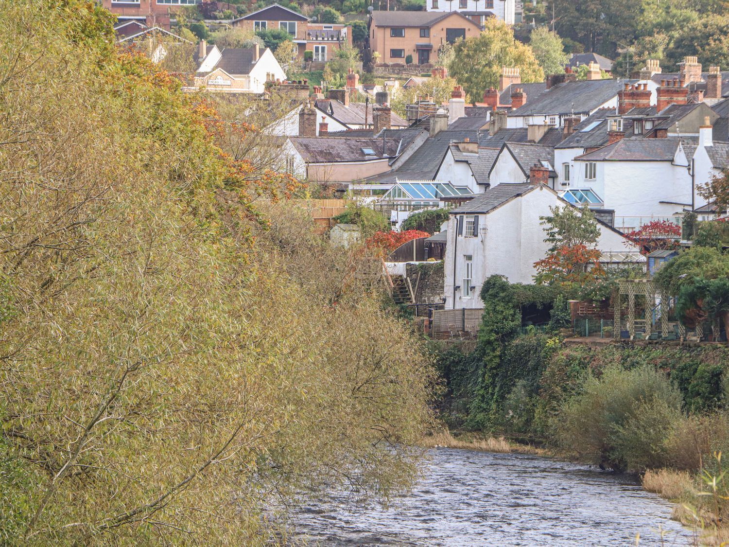 Un quartier résidentiel avec des maisons, une rivière et des arbres.