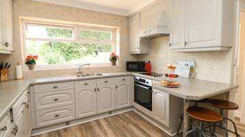 Cottage | Private kitchen | Fridge, dishwasher, cookware/dishes/utensils
