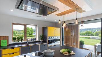 Cottage | Private kitchen | Fridge, dishwasher, cookware/dishes/utensils