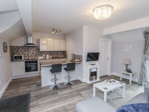 Cottage | Private kitchen | Fridge, dishwasher, electric kettle, cookware/dishes/utensils - The Wren (Colwyn Bay)