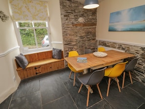 Cottage | Private kitchen | Dishwasher, cookware/dishes/utensils