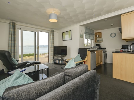 Cottage | Living area. Soundview