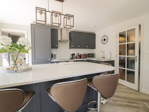 Cottage | Private kitchen | Fridge, dishwasher, electric kettle, toaster