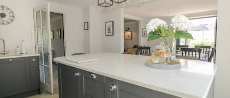 Cottage | Private kitchen | Fridge, dishwasher, electric kettle, toaster