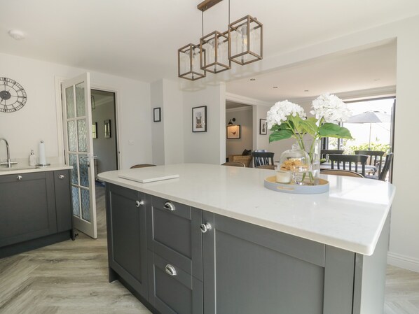 Cottage | Private kitchen | Fridge, dishwasher, electric kettle, toaster