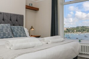 Cottage | 3 bedrooms, individually decorated, individually furnished - Through The Porthole (Falmouth)