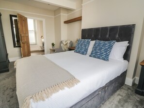 Cottage | 3 bedrooms, individually decorated, individually furnished - Through The Porthole (Falmouth)